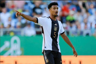 Kenneth Schmidt phủ nhận tin đồn gốc Việt, khẳng định chỉ mang hai quốc t적Đức và Nigeria